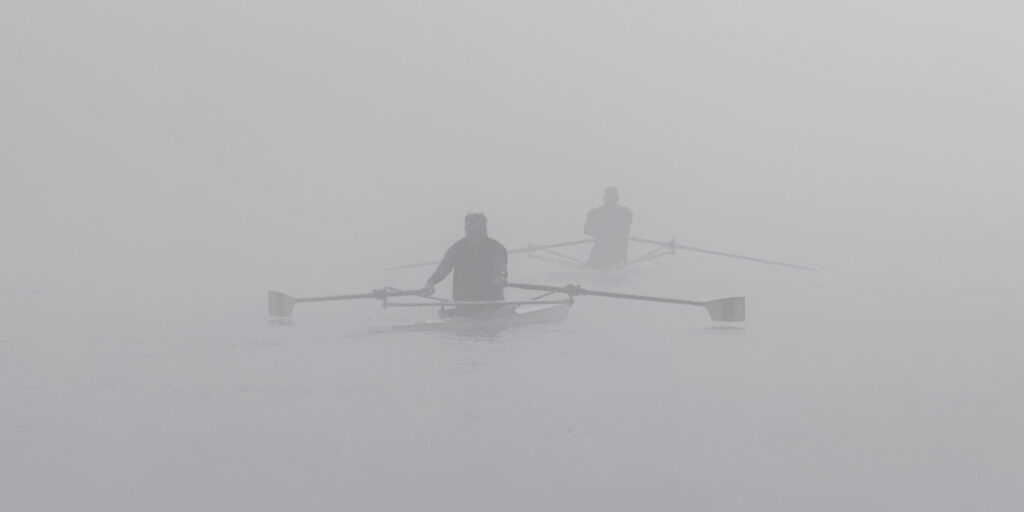 Rameurs dans la brume